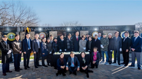 민주평통달라스협의회가 지난 1일(월)에 ‘한국전 참전용사 기념비’ 참배 행사를 진행했다.
