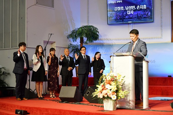 달라스 제자침례교회가 31주년을 맞아 김철호·남성민·손지홍 안수집사 임직예배를 드렸다.