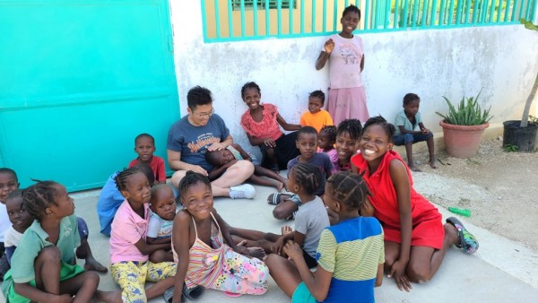 아이티 시티 솔레이의 아이들이 해맑게 웃고 있다.