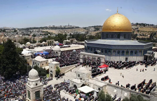 지난 6월17일 동예루살렘 성전산(템플마운트)의 알아크사 모스크 앞에 팔레스타인 무슬림들이 모여 기도를 하고 있다. 