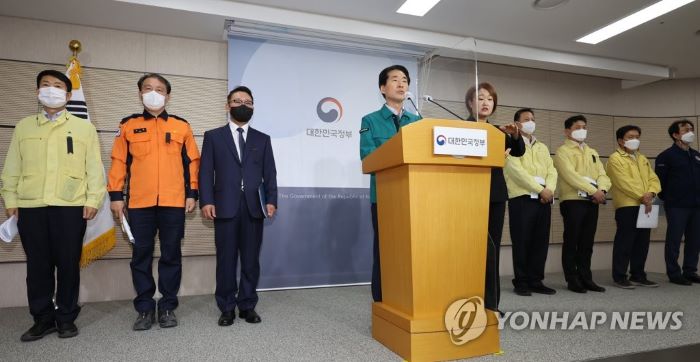 브리핑하는 김성호 재난안전관리본부장 (사진 출처: 연합뉴스)