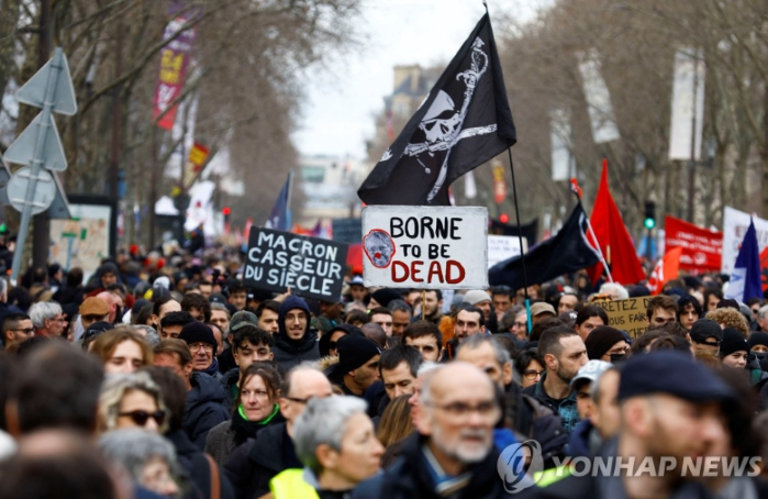 파리서 8차 연금개혁 반대시위 벌이는 시민들 (사진 출처: 연합뉴스)