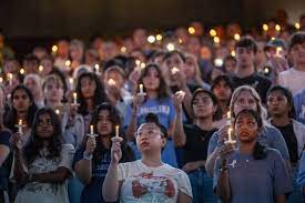 학생들이 지난달 30일 노스캐롤라이나대학(채플힐)에서 총에 맞아 숨진 교수를 기리는 촛불 집회를 열고 있다.