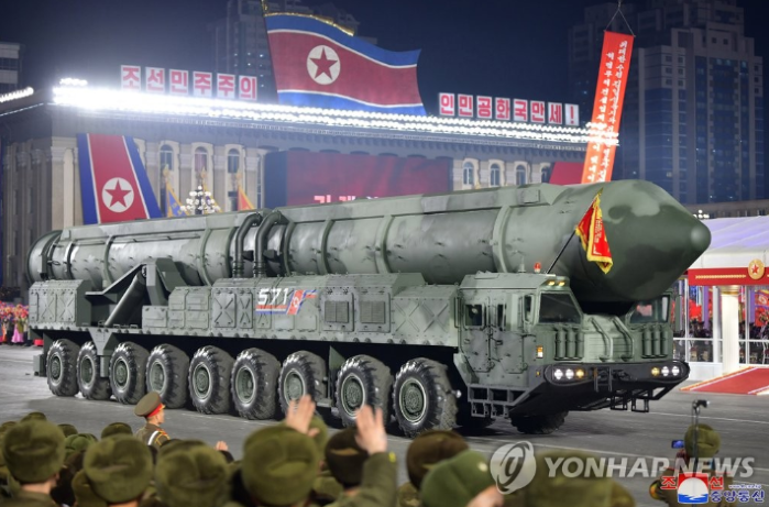 북한 열병식에 등장한 고체 ICBM 추정 신형 미사일 (사진 출처: 연합뉴스)