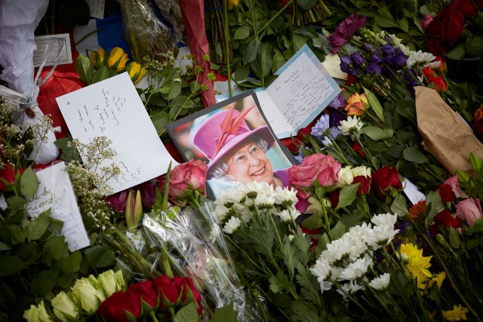 2022년 9월 10일 영국 런던, 여왕을 추모하는 꽃, 메시지, 카드, 선물이 놓인 버킹엄 궁전 주변