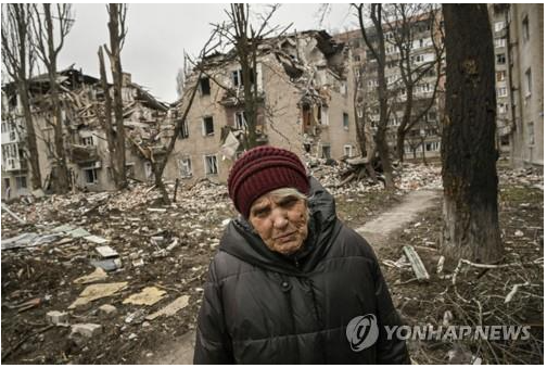 3월 18일 러시아 공습 당한 우크라이나 아파트의 주민 (사진 출처: 연합뉴스)