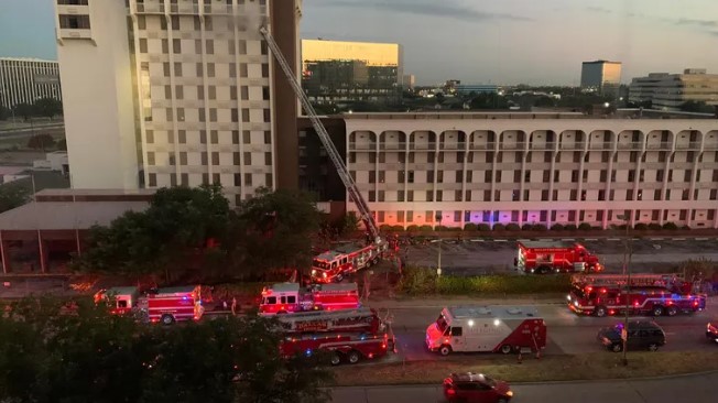 달라스 소방대원들이 방치된 고층 호텔에서 발생한 화재를 진화했다. (사진 출처=FOX4)