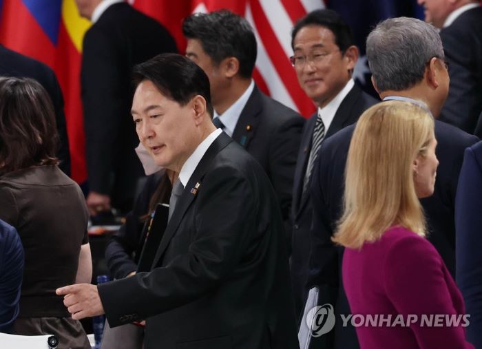 나토 회의 참석한 한일 정상 (사진 출처: 연합뉴스)
