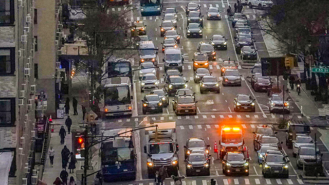 뉴욕시가 맨해튼 도심부에 진입하는 차량에 혼잡통행료를 부과하는 방안을 공식화했다.