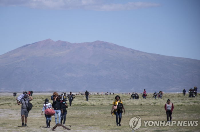 볼리비아와 칠레 국경 지대 걷는 불법 이주민들 (사진 출처: 연합뉴스)