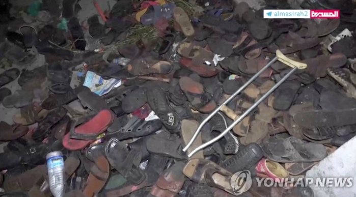 예멘 압사 사고 현장에 쌓인 신발들 (사진 출처: 연합뉴스)