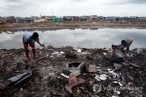 폐기물로 인해 오염된 가나 아크라 지역 (사진 출처: 연합뉴스)