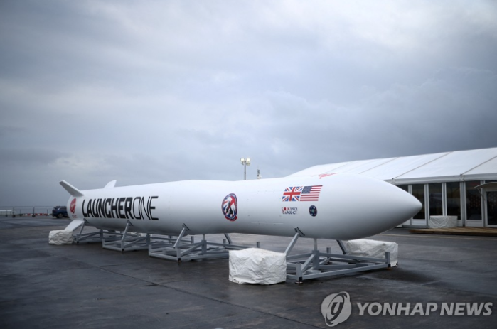 영국 첫 인공위성 발사 예정…공항에 전시된 로켓 복제품 (사진 출처: 연합뉴스)