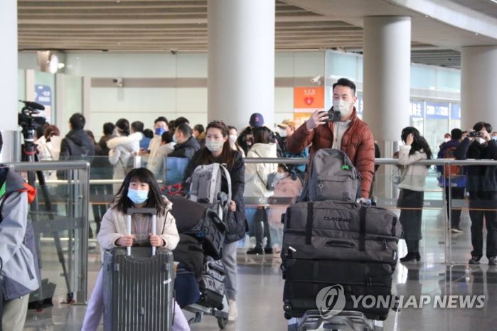 중국 베이징 서우두 공항에 도착한 승객들 (사진 출처: 연합뉴스)