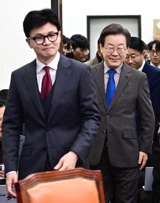 더불어민주당 이재명 대표와 국민의힘 한동훈 비상대책위원장이 국회 민주당 대표실에 입장하고 있다. 
