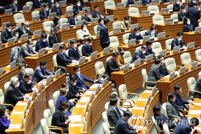 대부분 마스크 쓴 국회 본회의장 의원들 (사진 출처: 연합뉴스)