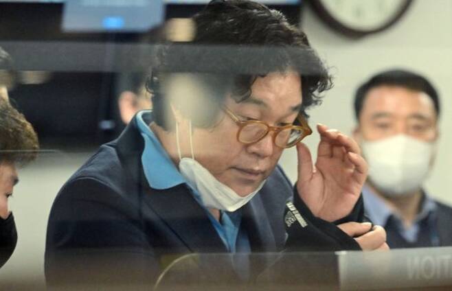 해외 도피 중 태국에서 체포된 김성태 쌍방울 전 회장이 지난해 1월 17일 인천국제공항을 통해 귀국하고 있다.