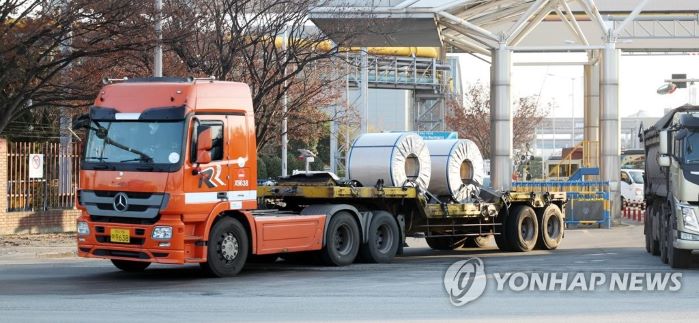 운송되는 철강 (사진 출처: 연합뉴스)