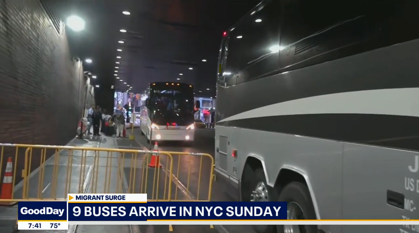 지난 일요일, 뉴욕에 도착한 이주민 버스 (사진 출처: FOX4 NEWS 캡처)