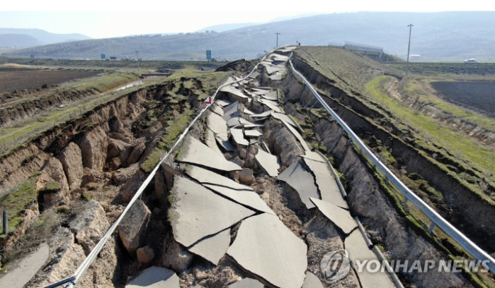 튀르키예 카흐라만마라슈주의 한 도로를 따라 벌어진 지표면 (사진 출처: 연합뉴스)