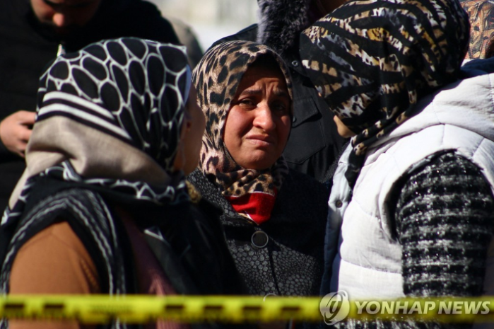 강진이 덮친 튀르키예 가지안테프의 여성들이 울상을 짓고 있다. (사진 출처: 연합뉴스)