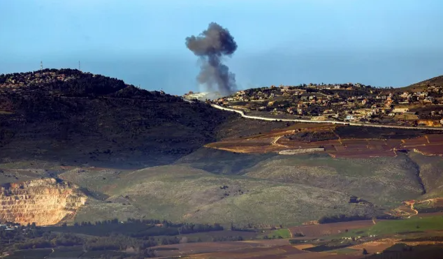 검은 연기 피어오르는 이스라엘-레바논 국경 지대