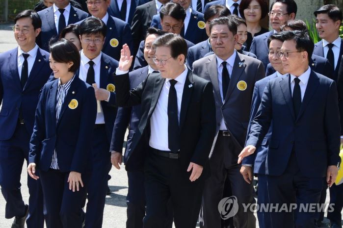 노무현 전 대통령 서거 14주기 추도식 참석하는 이재명 (사진 출처: 연합뉴스)