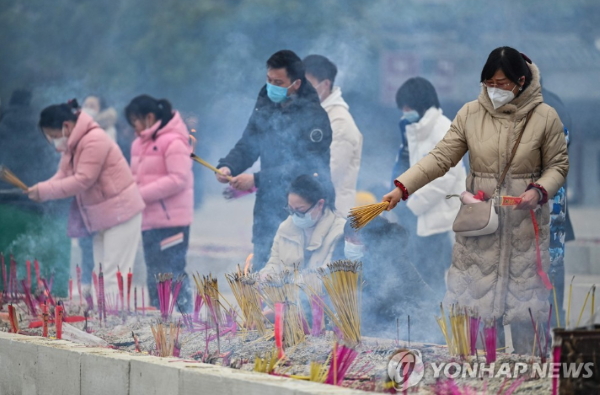 지난 1월 23일 중국 후베이성 우한의 구이옌 사원에서 향을 피우는 사람들 (사진 출처: 연합뉴스)