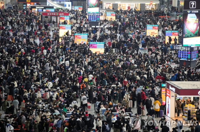 중국 최대 명절 춘제(春節·음력설)를 앞둔 18일 상하이 훙차오역에 인파가 들어차 있다. (사진 출처: 연합뉴스)