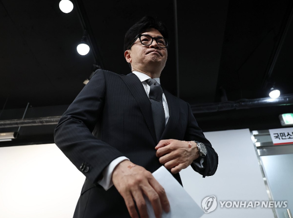 회견장 나서는 한동훈 비대위원장 (사진 출처: 연합뉴스)