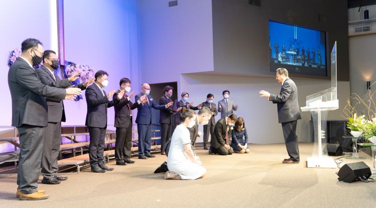 플라워마운드교회는 EM사역을 돕는 자니 김, 청년부 김영원 목사 안수식을 가졌다.