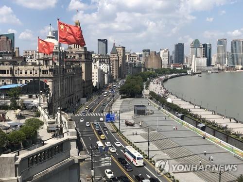 중국의 경제중심지 상하이의 랜드마크 와이탄에 휘날리는 오성홍기