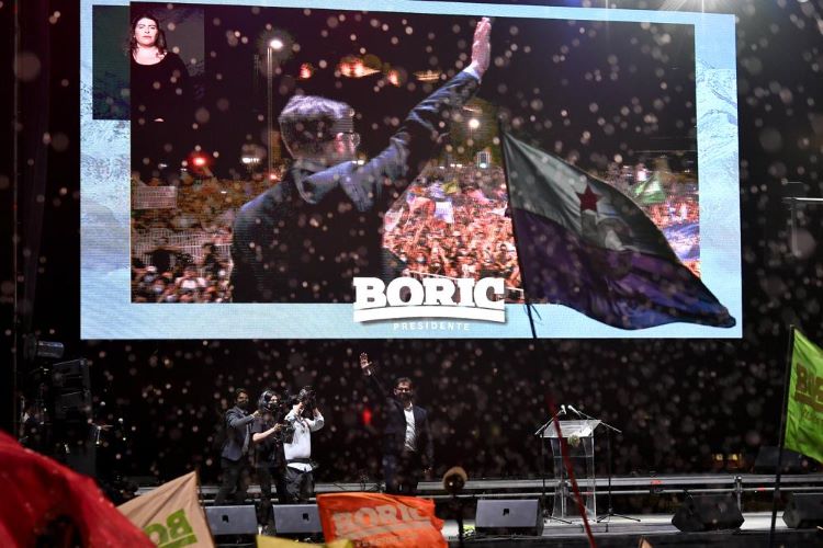 학생 시위를 이끌던 좌파 성향의 30대 정치인 가브리엘 보리치가 칠레 대통령에 당선됐다. (사진 출처: AP)