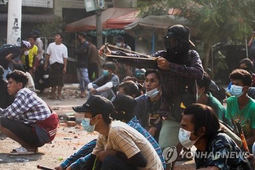 군경 유혈 진압에 새총으로 맞서는 미얀마 시위대 [로이터=연합뉴스 자료사진]