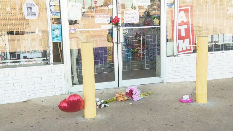 사건이 일어났던 마트 앞에 사람들이 꽃을 두고 경의를 표했다. (사진 출처: FOX4)