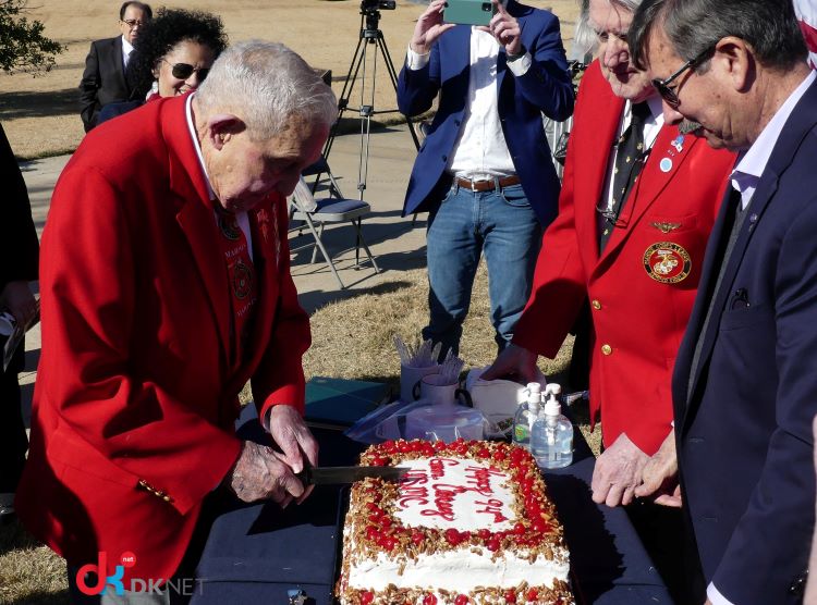 이날 행사 후 리처드 캐리 장군의 94세 생일 축하파티가 있었다.