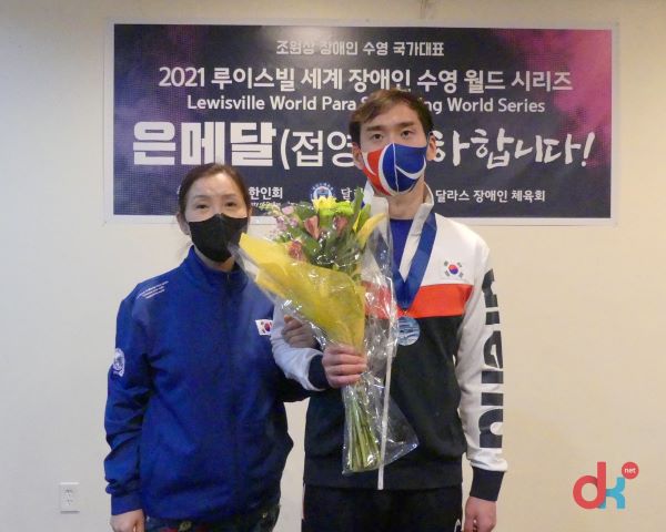 이번 루이스빌 세계 장애인 수영 선수권 대회에서 은메달과 동메달을 획득한 조원상 선수(우)와 어머니 김미자 씨(좌)