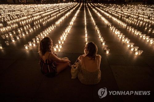 체코 프라하에서 코로나19로 사망한 이를 추모하는 촛불이 켜졌다. ( 사진 출처: 연합뉴스)