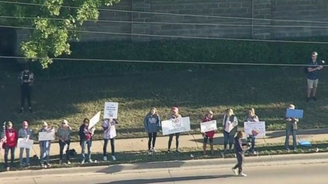 사우스웨스트 항공사 전 현직 직원들이 본사 앞에서 시위를 벌이는 모습 (사진 출처: CBS DFW)