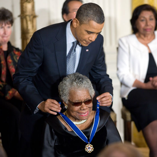 010년 버락 오바마 전 대통령으로부터 대통령 자유메달을 수여받는 마야 안젤루(2011년)