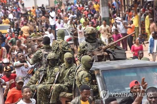 거리서 쿠데타 환호하는 기니 시민들과 군인
