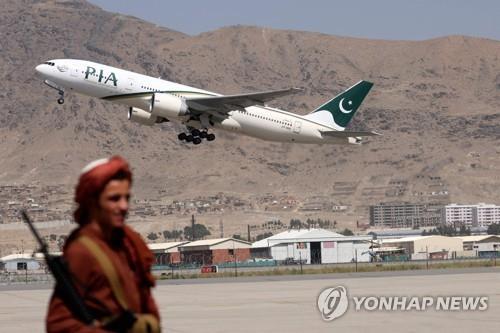 카불 공항에서 이륙한 파키스탄국제항공(PIA) 여객기