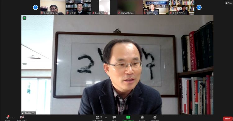 로고스서원 김기현 목사가 참석자들의 질문에 대답하고 있다.