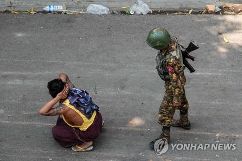 미얀마군에 연행된 군부 쿠데타 규탄 시위대 [AFP=연합뉴스]