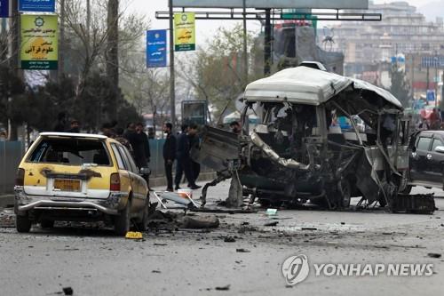 3월 15일 아프가니스탄 수도 카불에서 발생한 폭탄 공격으로 부서진 버스(오른쪽). 기사 내용과는 상관없음. [EPA=연합뉴스]