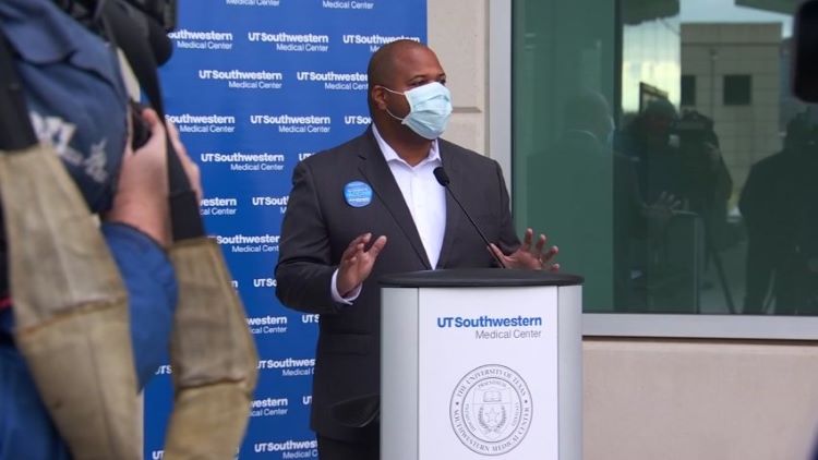 에릭 존슨 달라스 시장이 시 소유 모든 건물에서 마스크 착용을 의무화 할 것이라고 밝혔다. (사진 출처: NBC 5)