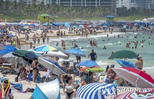 메모리얼데이인 지난달 31일 미국 플로리다주 마이애미비치에 사람들이 몰려나와 해수욕을 즐기고 있다. 