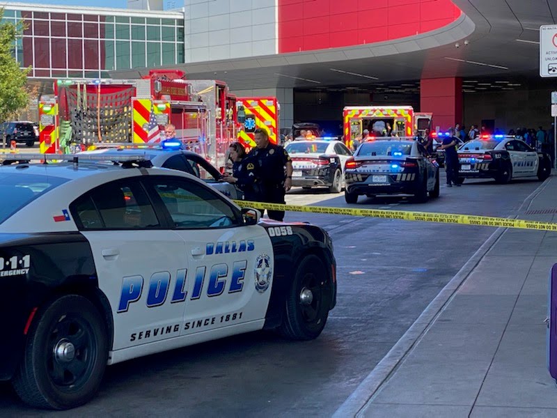 달라스 러브필드 공항에서 총격 사건이 발생해 경찰이 입구를 통제하고 있다. (사진 출처=데이빗 최 제보)