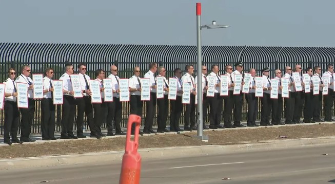 사우스웨스트 항공 소속 조종사들이 피켓 시위에 나섰다. (사진 출처=FOX4)