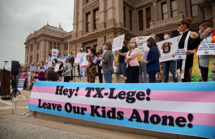 미 시민자유연합이 성전환 미성년자와 관련해 텍사스 주정부를 대상으로 소송을 제기했다. (사진 출처: 텍사스 트리뷴 캡처)